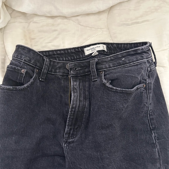 Abercrombie Curve Love The Mom Jean in Black - Picture 2 of 3